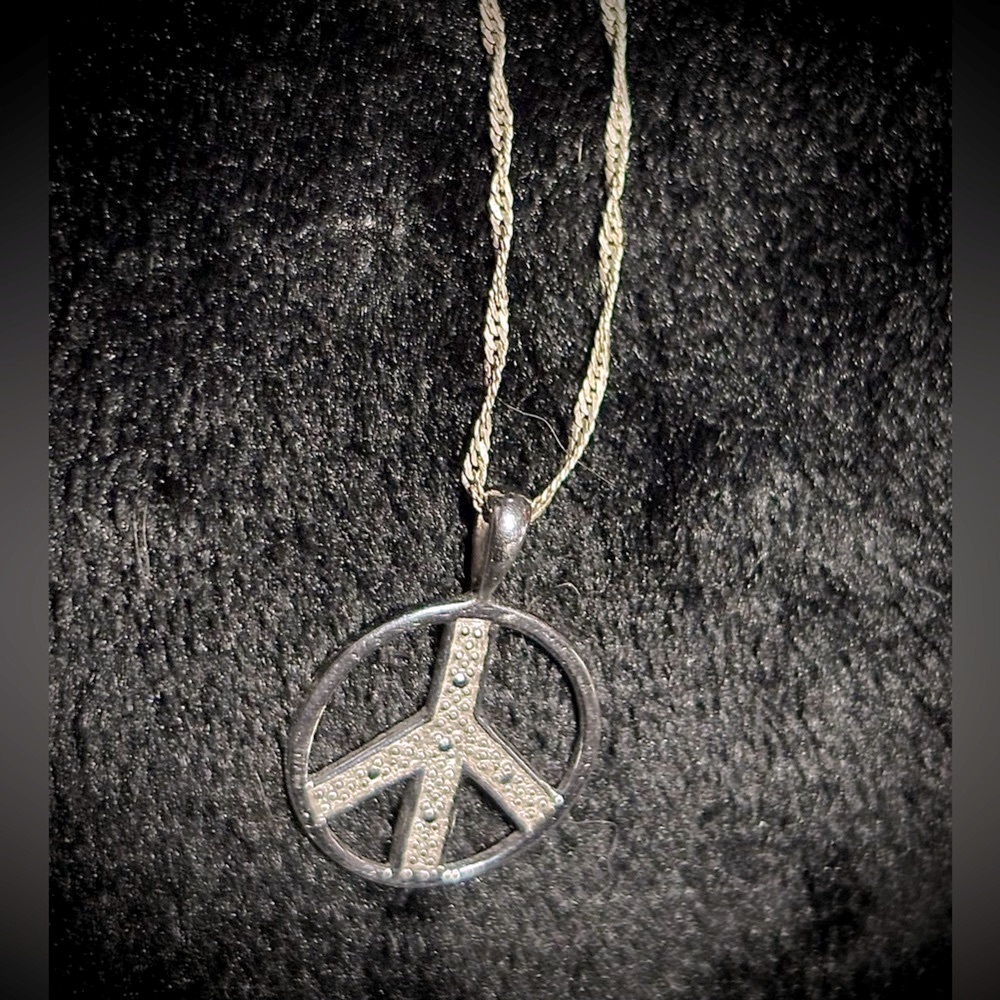Vintage Sterling Silver Peace Pendant Necklace (Early 2000’s) - Picture 4 of 6